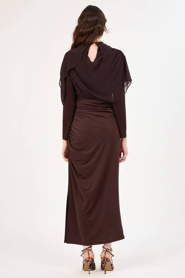 Drape detaylı broş aksesuarlı elbise