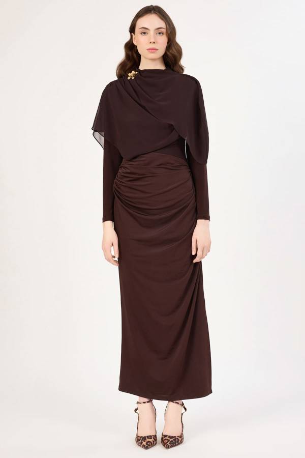 Drape detaylı broş aksesuarlı elbise