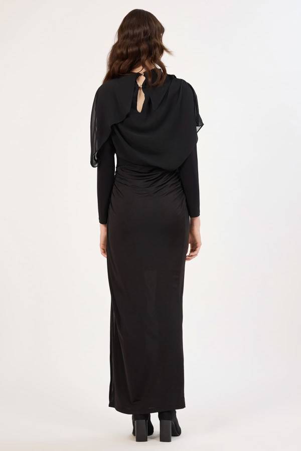 Drape detaylı broş aksesuarlı elbise
