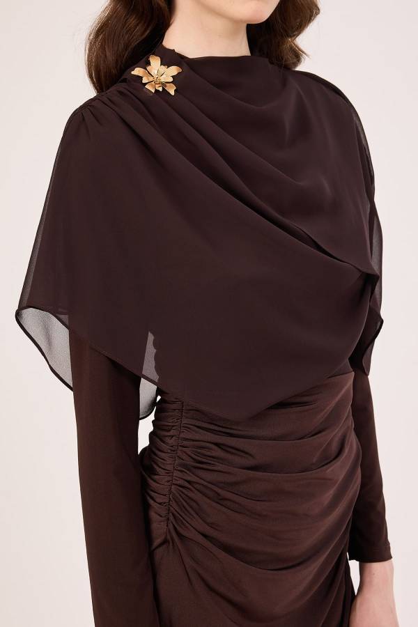 Drape detaylı broş aksesuarlı elbise
