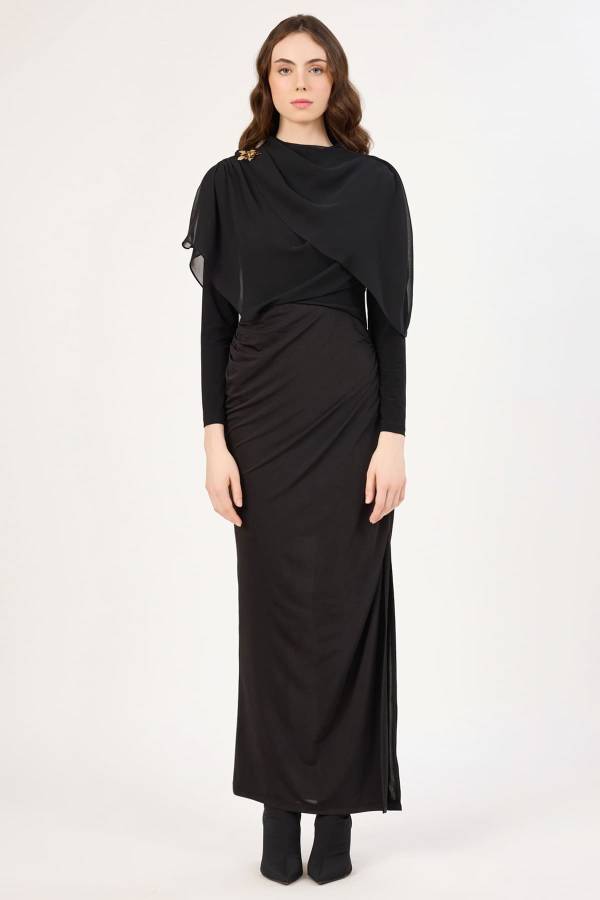 Drape detaylı broş aksesuarlı elbise
