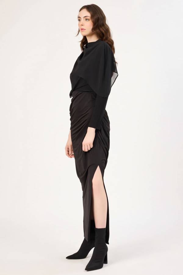 Drape detaylı broş aksesuarlı elbise