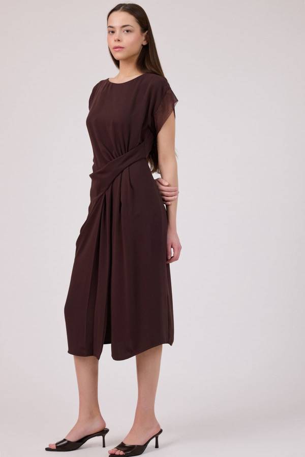 Drape detaylı dökümlü elbise