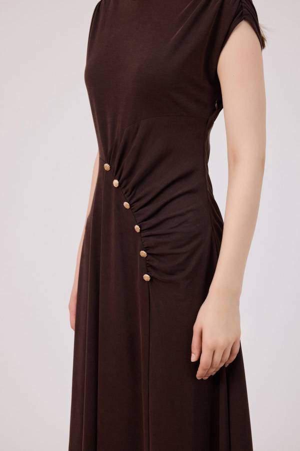 Düğme detaylı tencel elbise