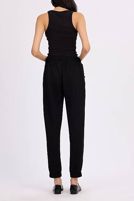 Soft dokulu örme kumaş,beli içten lastikli,süs bant ve gold düğmeli,paçaları içten lastikli,beli bağcıklı örme pantolon - 3