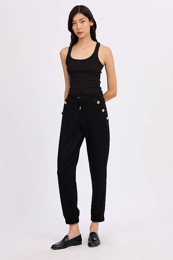 Soft dokulu örme kumaş,beli içten lastikli,süs bant ve gold düğmeli,paçaları içten lastikli,beli bağcıklı örme pantolon - 1