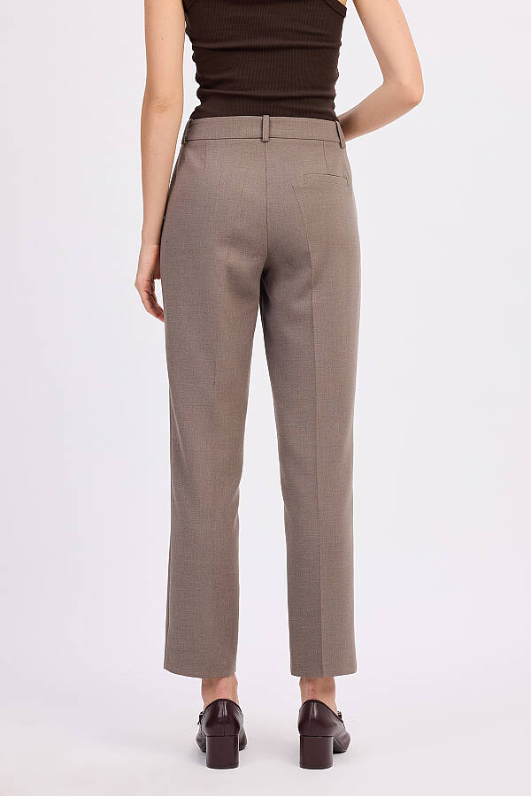 Soft yüzeyliviskon karışımlı kumaş,ön yan cepli,paçaları hafif dar kesimli pantolon - 6