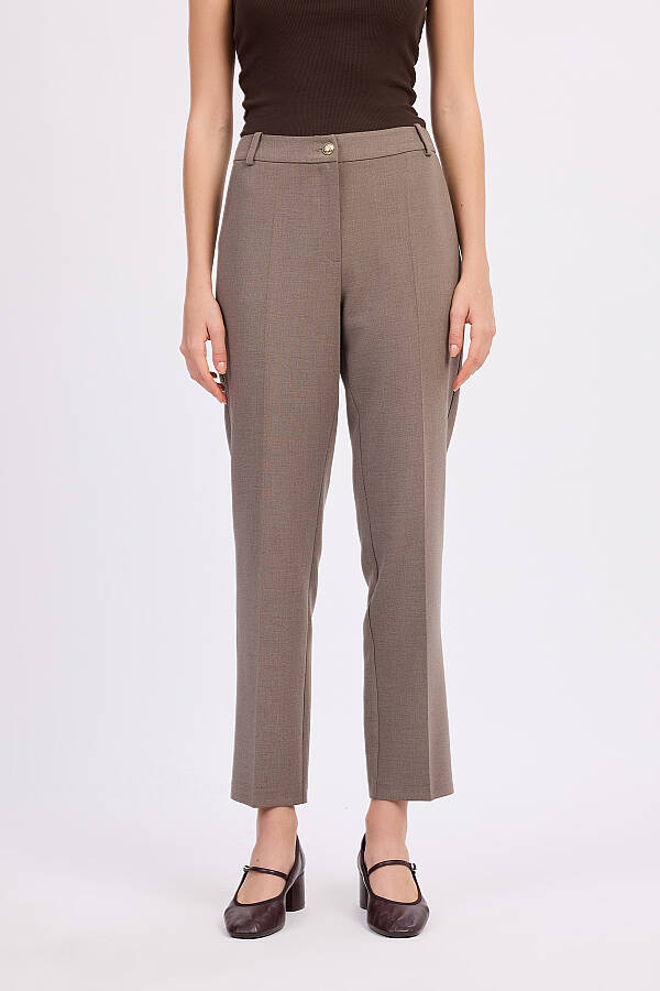 Soft yüzeyliviskon karışımlı kumaş,ön yan cepli,paçaları hafif dar kesimli pantolon - 4